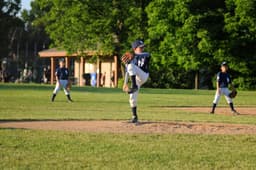 少年野球の保護者が最初に揃える練習グッズ4選:シューズ・ネット・ユニフォームパンツ・ボールの選び方